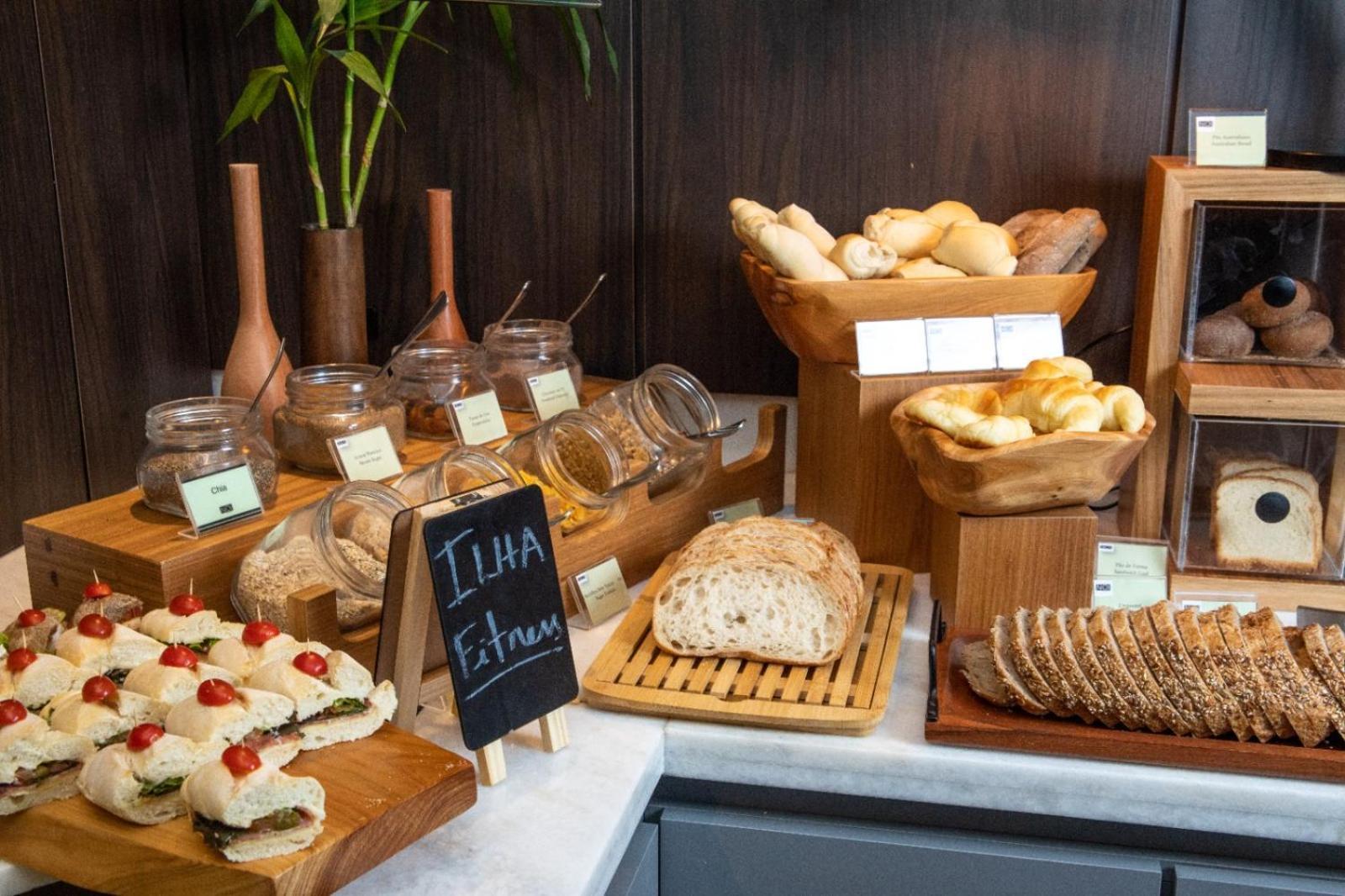 Art Hotel Transamerica Collection Порту Алегри Екстериор снимка A selection of breads and pastries at a buffet
